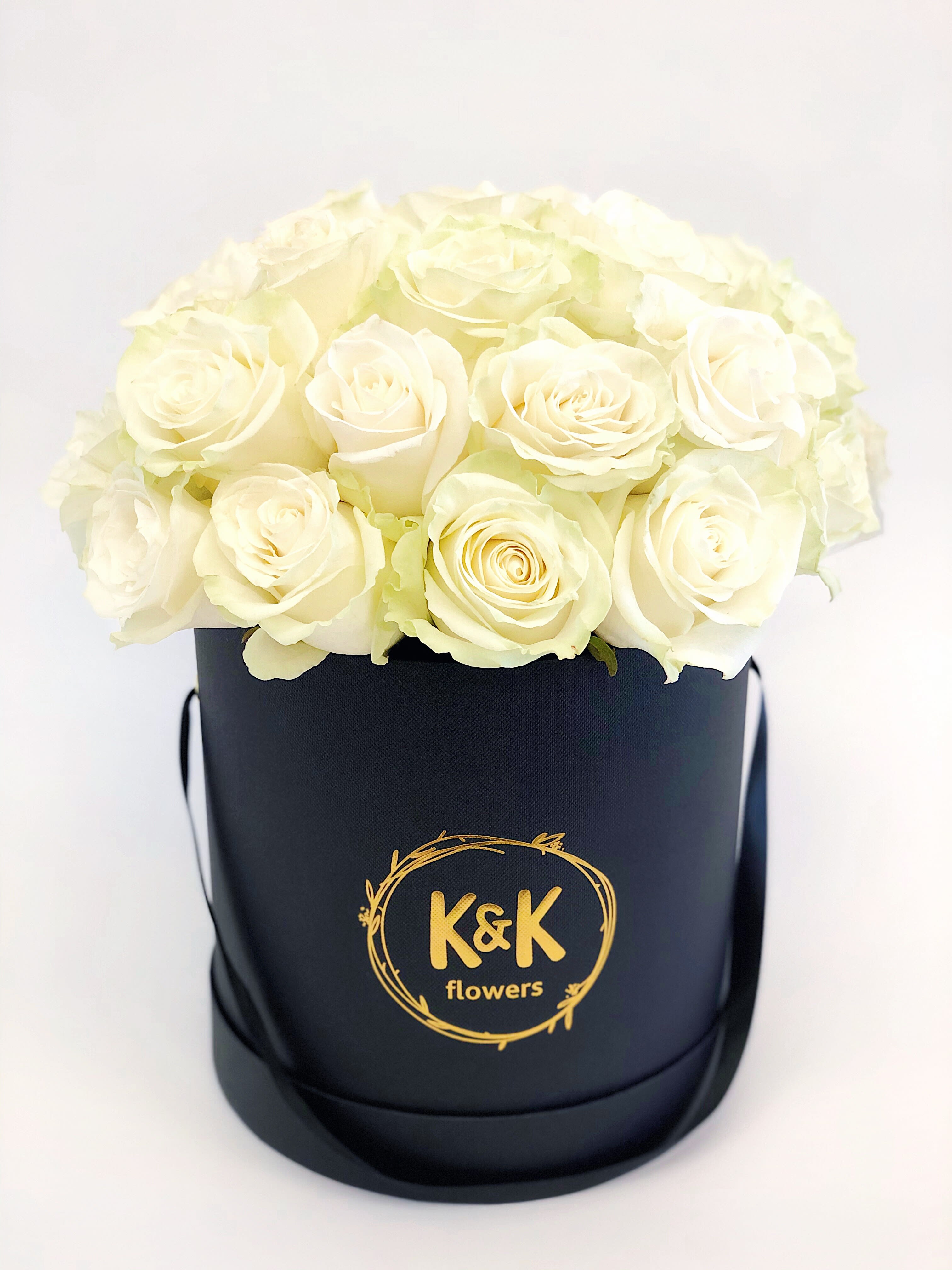 Fresh White roses hat box - If You want bouquet with a twist, choose our flower boxes. We have wood boxes for rustic looking arrangements, or hat boxes for a more elegant look. It’s a beautiful and convenient way. Flowers in boxes don’t need vases. That makes it perfect for transportation and keeping flowers hydrated and secure.