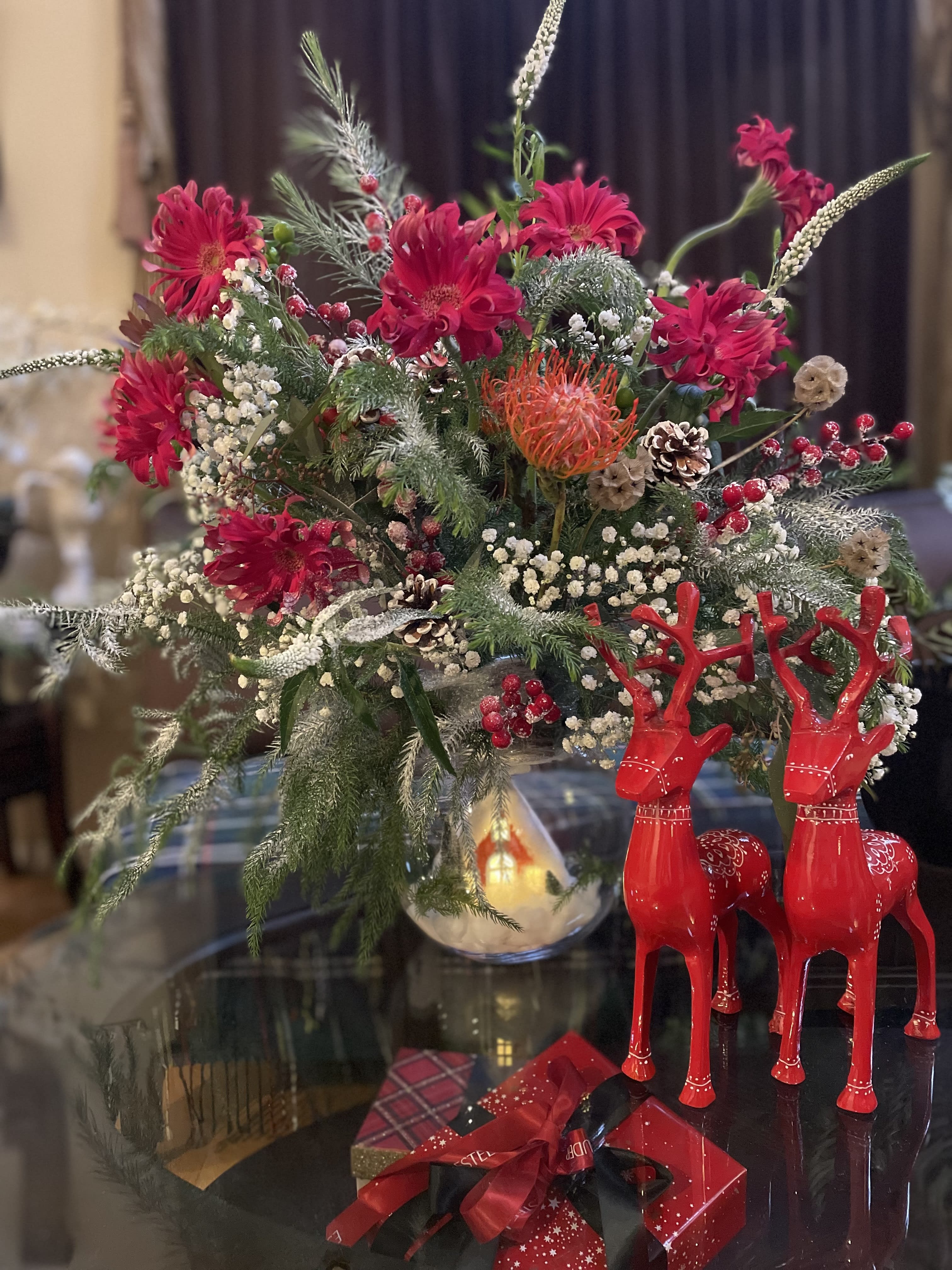 Christmas and winter celebration gift  - As the cold winter sets in, there's nothing quite like the warmth of a crackling fireplace and the twinkle of lights on green trees. It's in these moments that everything feels just right.  Introducing our stunning winter-themed arrangement that brings the magic of the season to your office or apartment. It's the perfect way to celebrate and decorate, adding a touch of beauty and joy to your space. Whether it's adorning your desk or becoming a gorgeous centerpiece for your celebrations, this arrangement is sure to create a cozy and festive atmosphere.  Embrace the season and let your surroundings reflect the magic of winter.    Red , green, and white flowers and greenery create fresh atmosphere . 