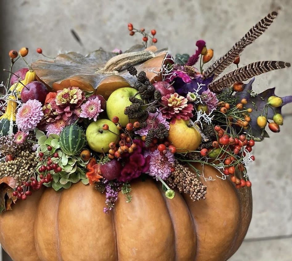 Pumkin Diva  custom centerpiece - Our pumpkin floral design is a true masterpiece that defies expectations and leaves a lasting impression. Its impressive combination of natural elements and artistic vision creates a visually stunning display that is sure to captivate and delight all who have the privilege of encountering it. 
