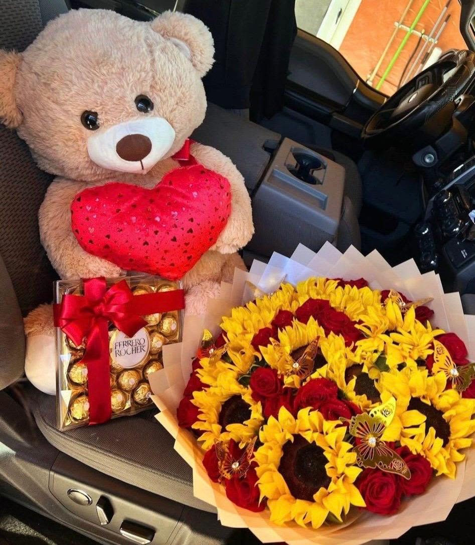 Ramo de rosas y girasoles. - Ramo buchon de rosas rojas, girasoles y mariposas aritificiales en color dorado, y un peluche,  el color de las rosas puede ser modificado al gusto.