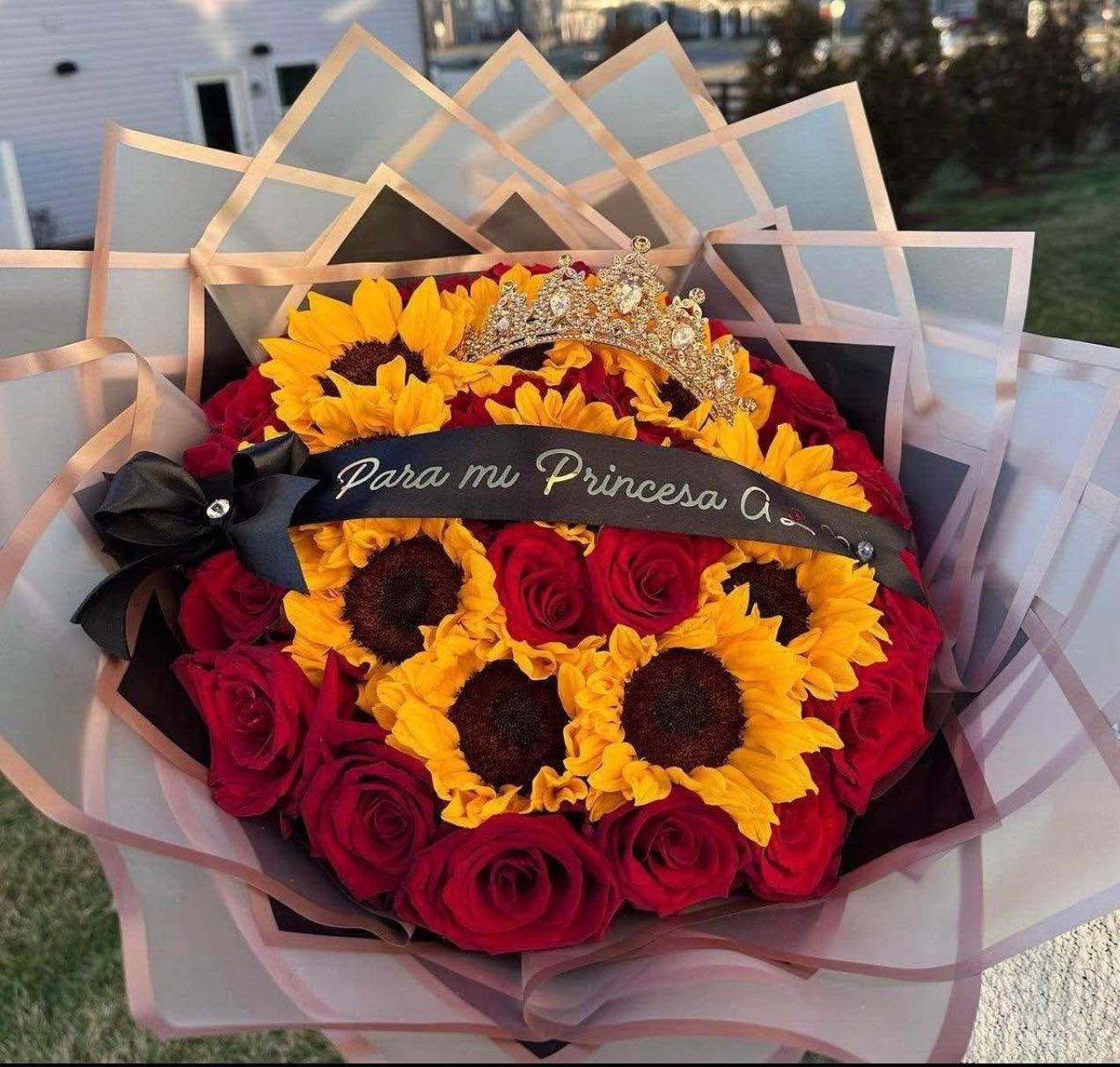 Buchon de rosas y girasoles. - Ramon buchon elaborado con rosas rojas, girasoles, corona y liston.