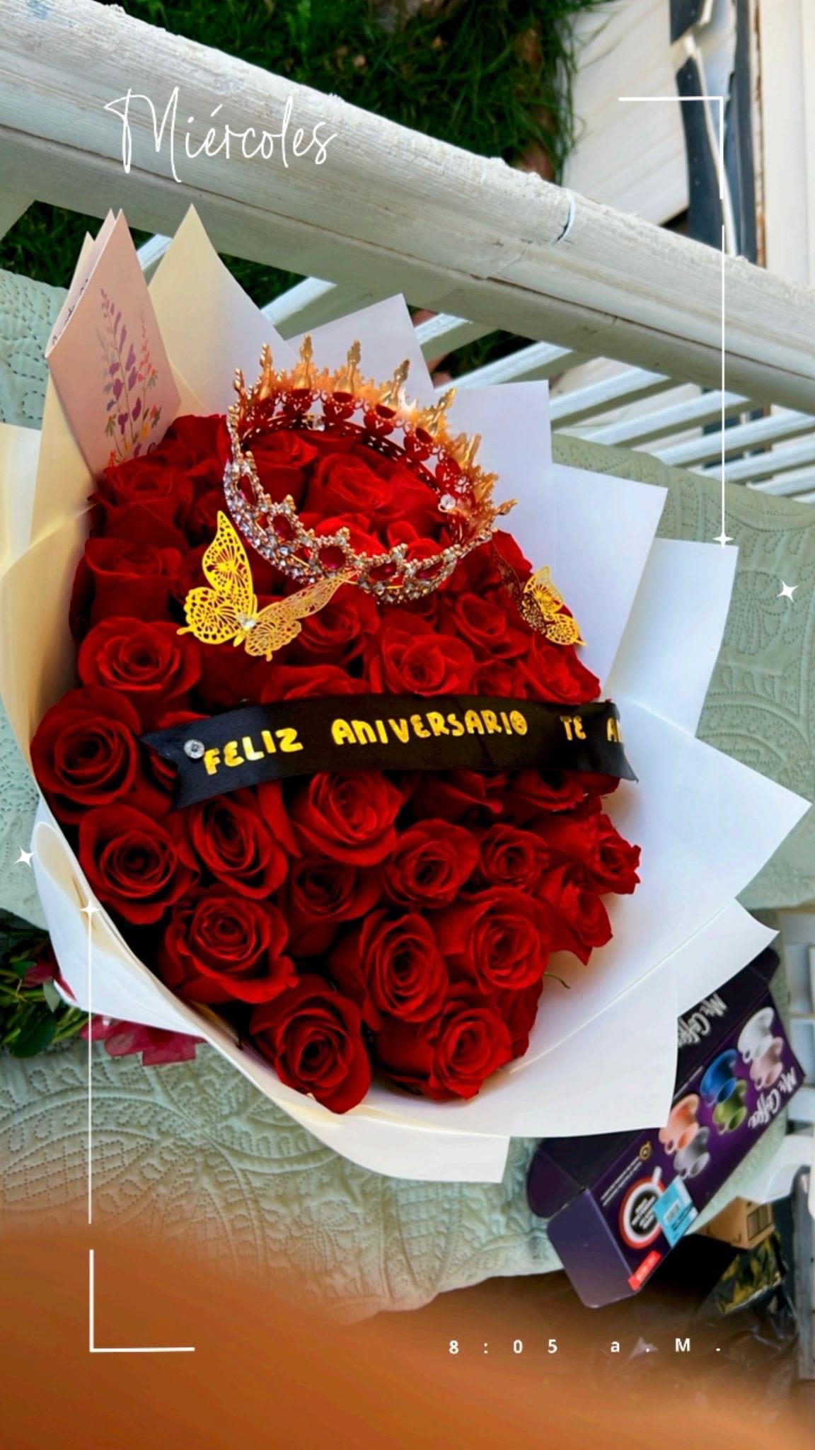 Ramo buchon de rosas rojass - Ramo buchon elaborado con rosas rojas, mariposas doradas artificiales, corona, y liston.