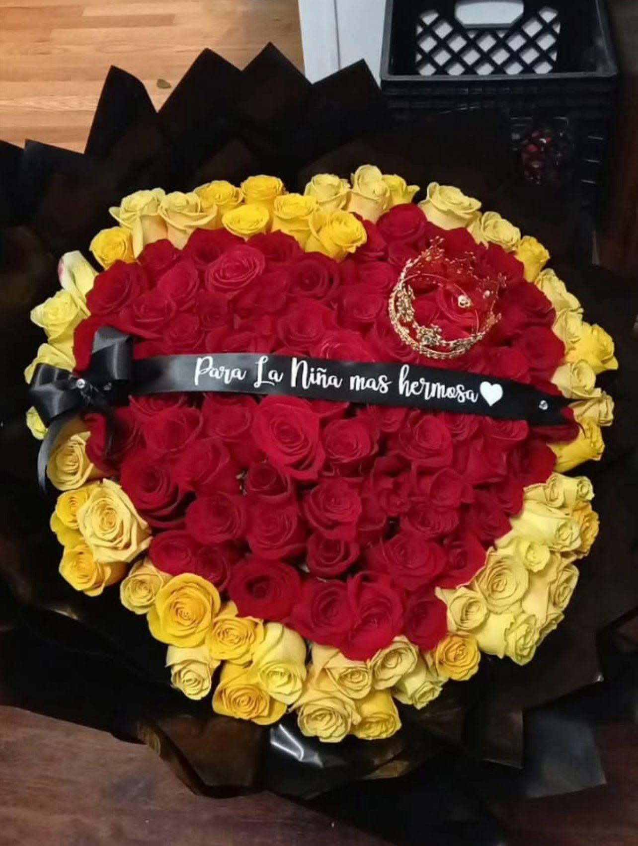 Ramo buchon de rosas - Ramo buchon elaborado con rosas rojas, rosas amarillas, corona y liston.
