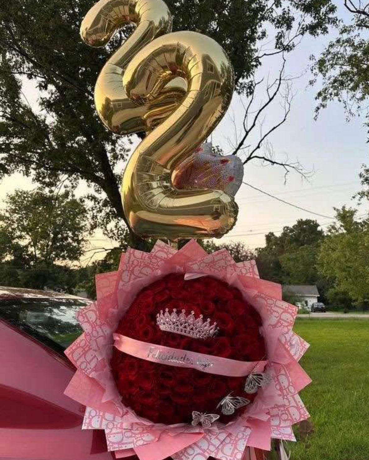 Buchon de rosas y globos - Buchon elaborado con rosas rojas, corona, liston, mariposas artificiales, y globos