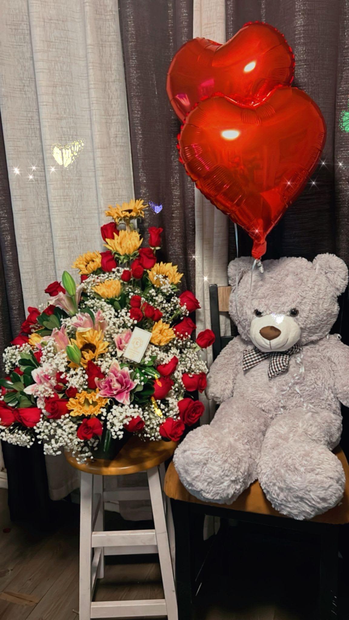 Hermoso arreglo de flores. - Arreglo de flores elaborado con rosas rojas, gipsofilia, girasoles, lirios y un peluche.