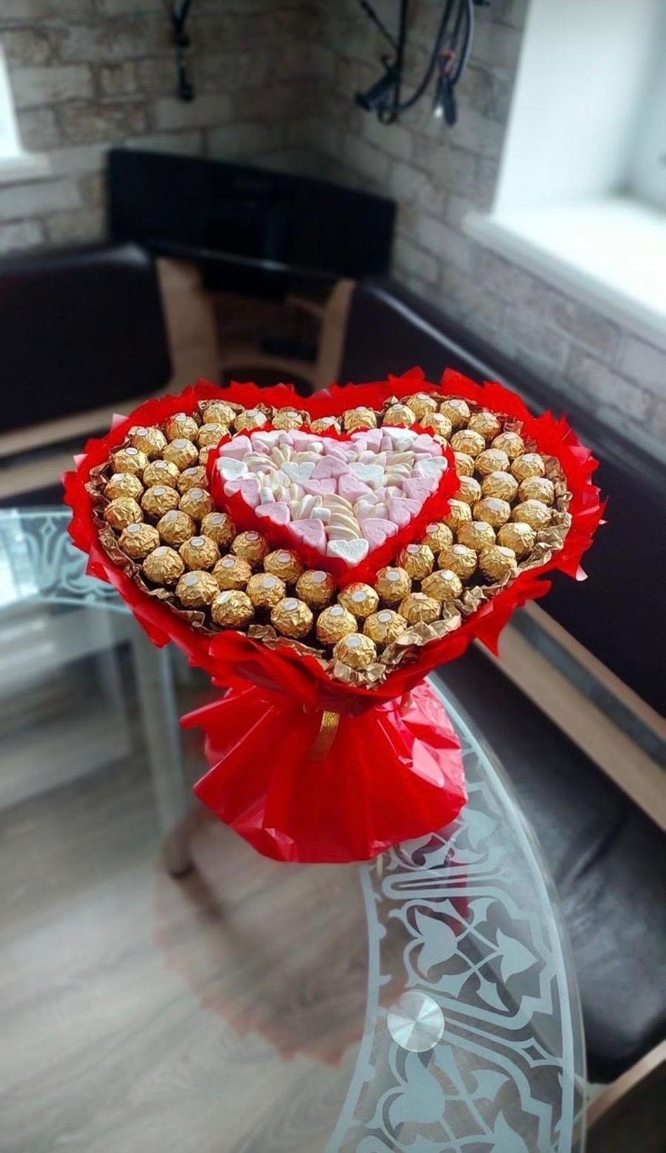 Ramo de chocolates - Ramo en forma de corazon elaborado con chocolates ferrero y marshmellows.