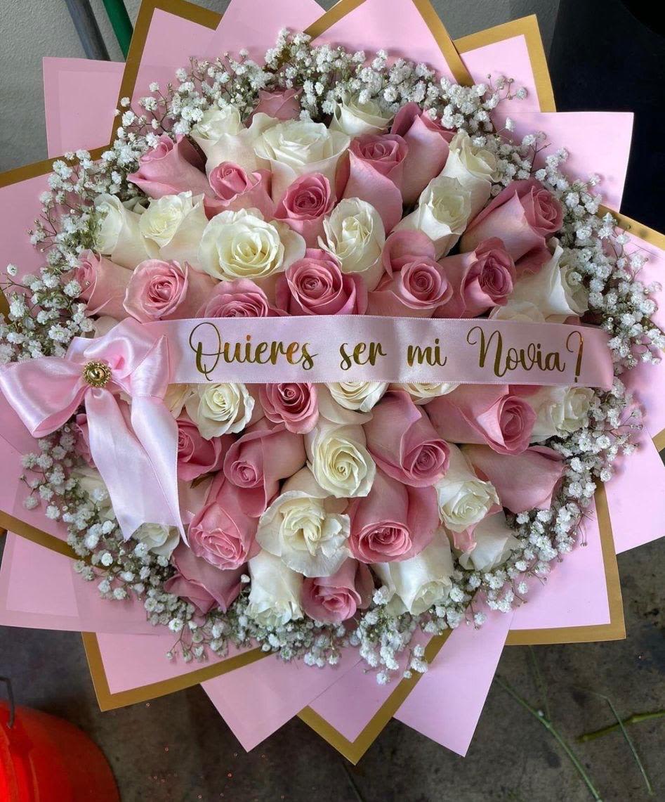 Ramo de flores calido - Ramo de flores elaborado con rosas blancas, rosadas, y gipsofilia.