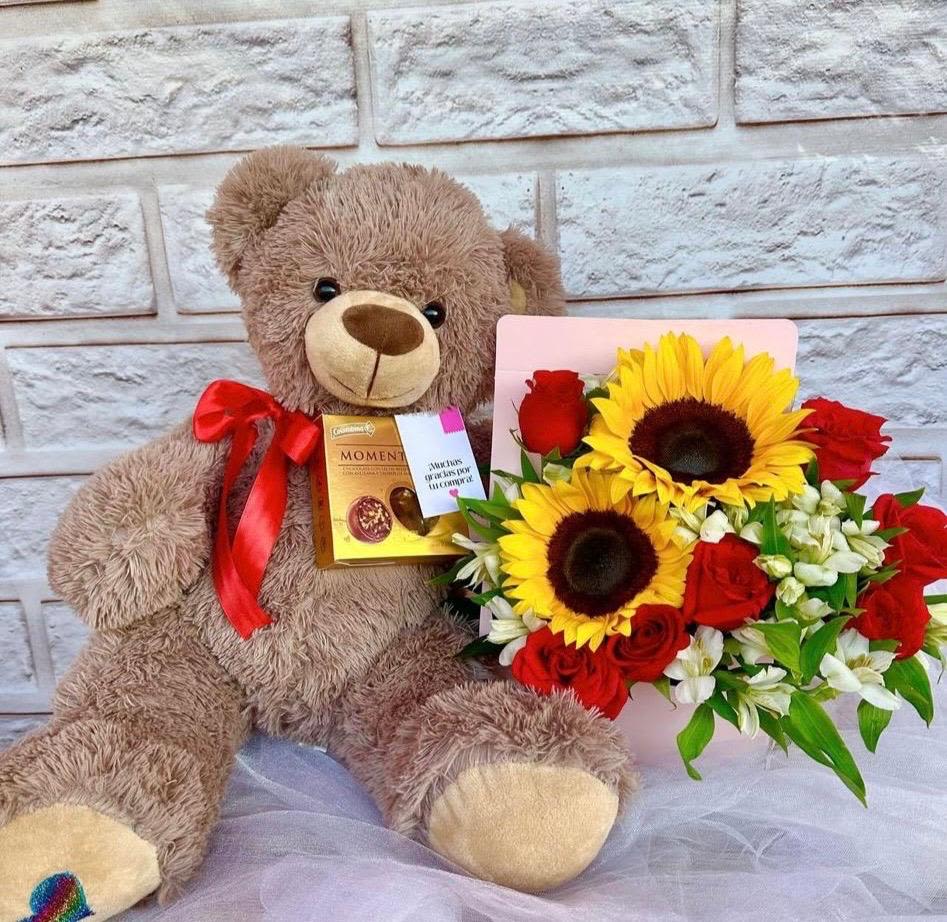 Ramito y peluche - Ramito de flores elaborado con rosas rojas, girasoles y un hermoso peluche.
