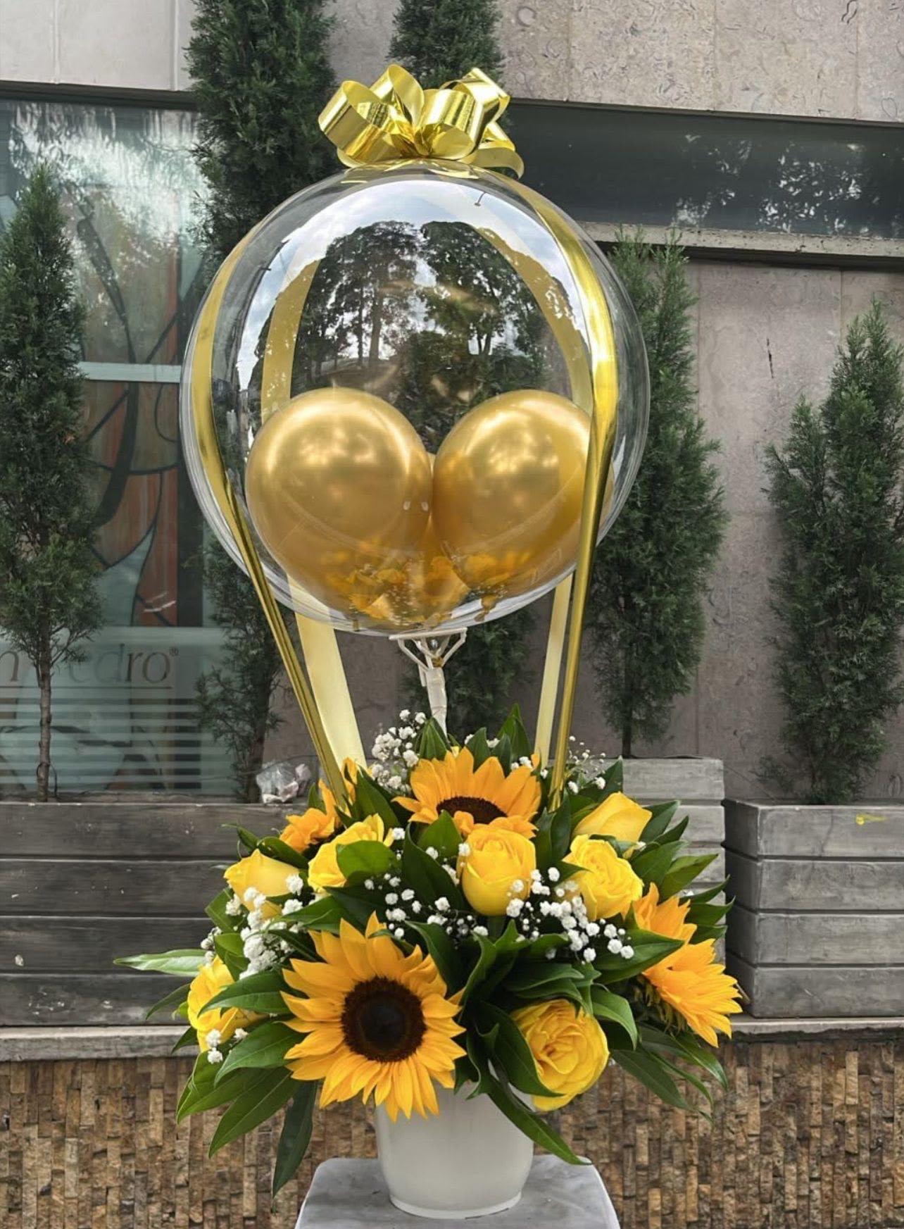 Arreglo de girasoles - Arreglo elaborado con girasoles, gipsofilia y un globo.