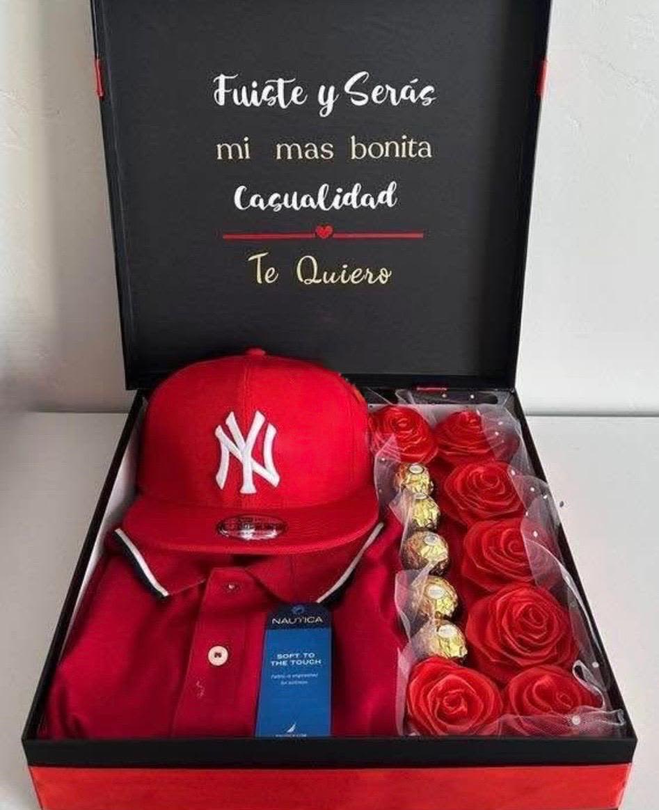 Cajita con hermoso detalle - Cajita elaborada con rosas eternas color rojo, camisa roja para hombre, gorra roja y chocolates.