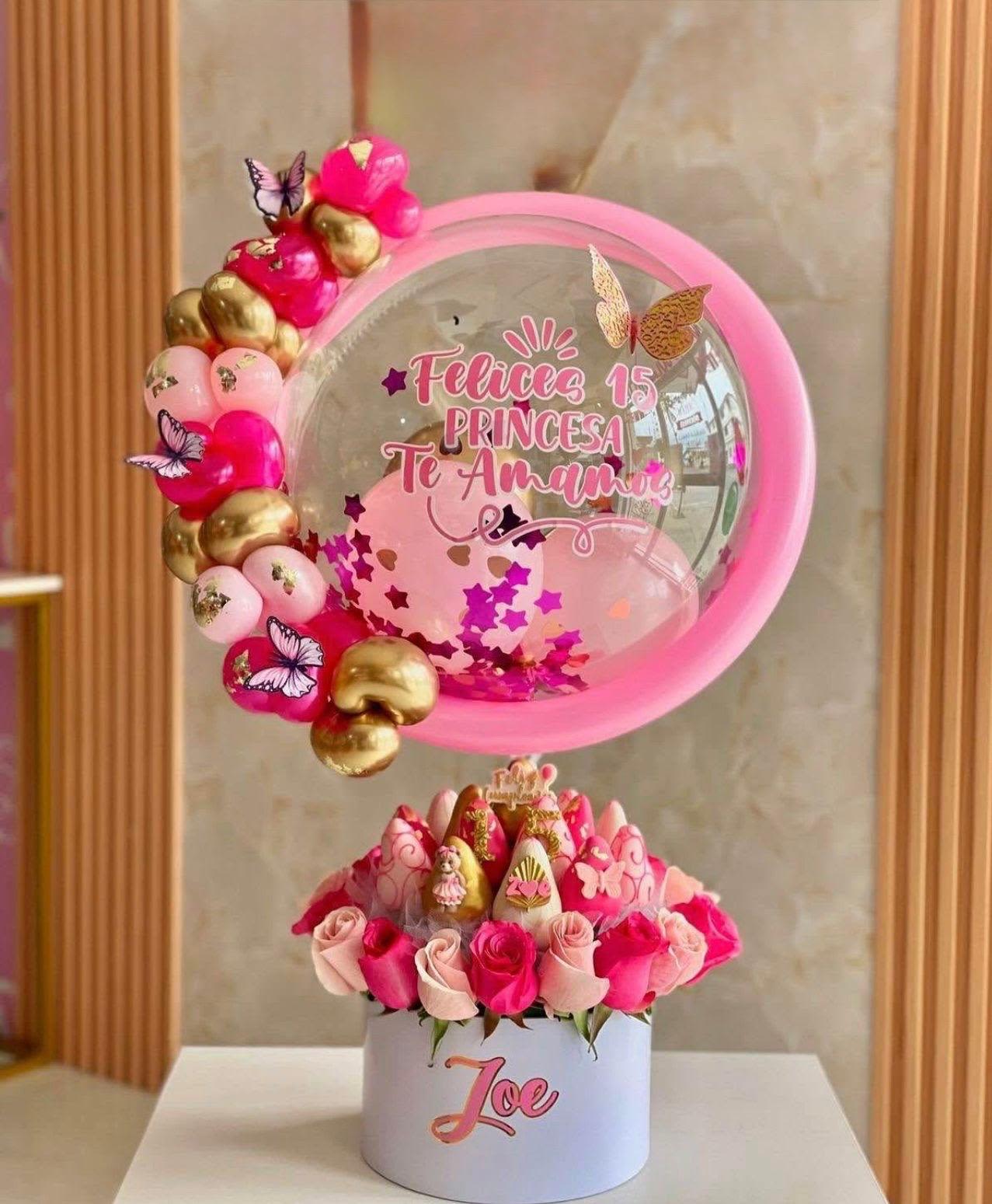 Arreglo con flores y fresas - Arreglo con flores rosas, fresas con chocolate, y globos.
