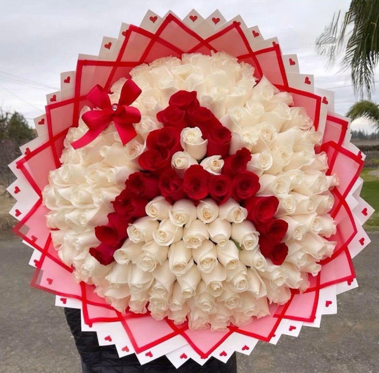 Buchon con letra  - Buchon de rosas elaborado con rosas rojas y blancas.