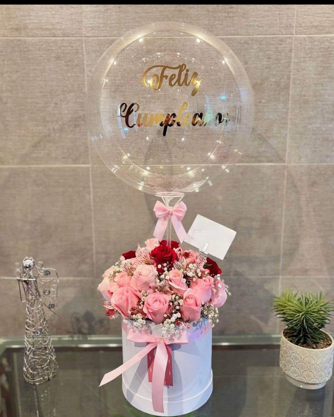 Arreglo de flores con globo - Arreglo de flores con rosas rojas, rosadas gipsofilia, y globo