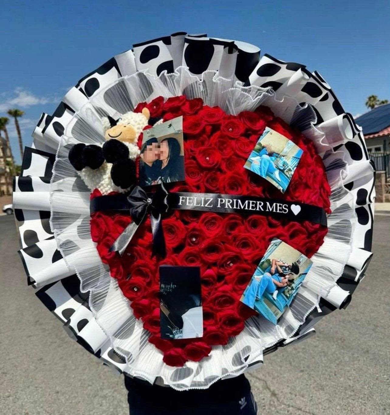 Buchon rosas en forma de corazon  - Buchon de rosas en forma de corazon elaborado con rosas rojas, papel de vaca, peluche de vaca, liston negro y fotos.
