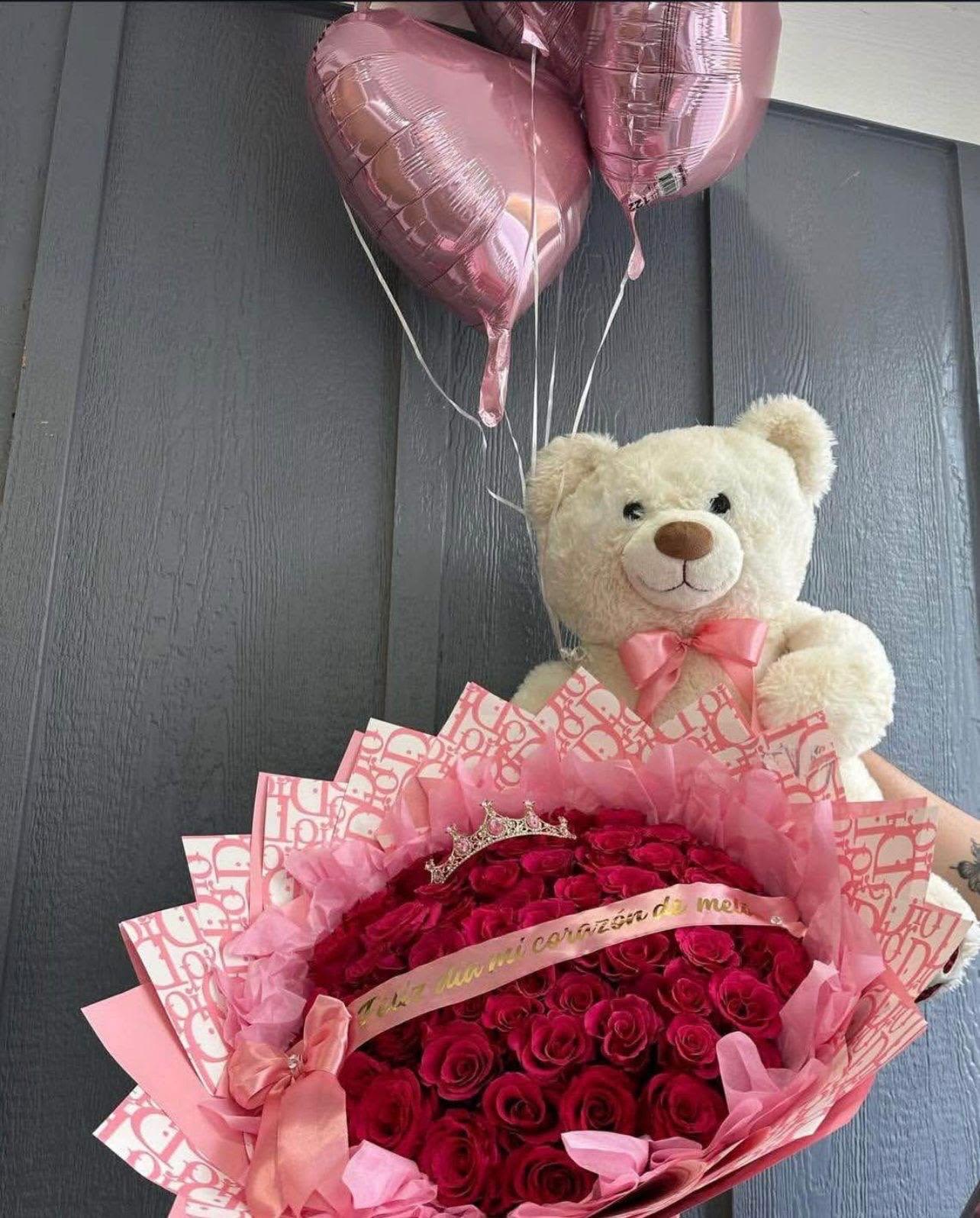 Buchon de rosas y peluche - Buchon de rosas color rosado, corona, liston rosa, peluches y globos.