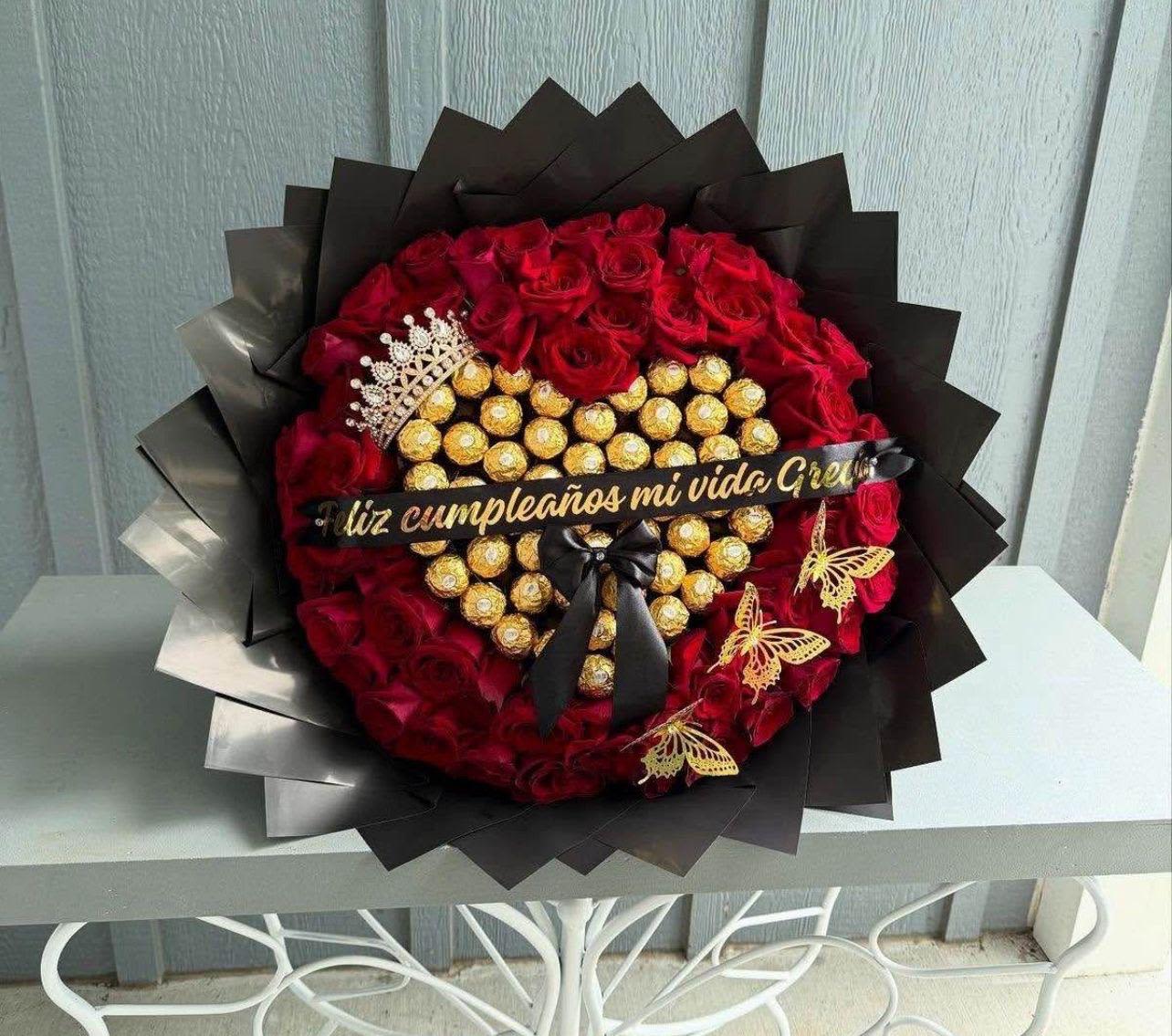 Buchon de rosas rojas y chocolates - Buchon elaborado con rosas rojas, corona, liston, mariposas artificiales y chocolates ferrero.