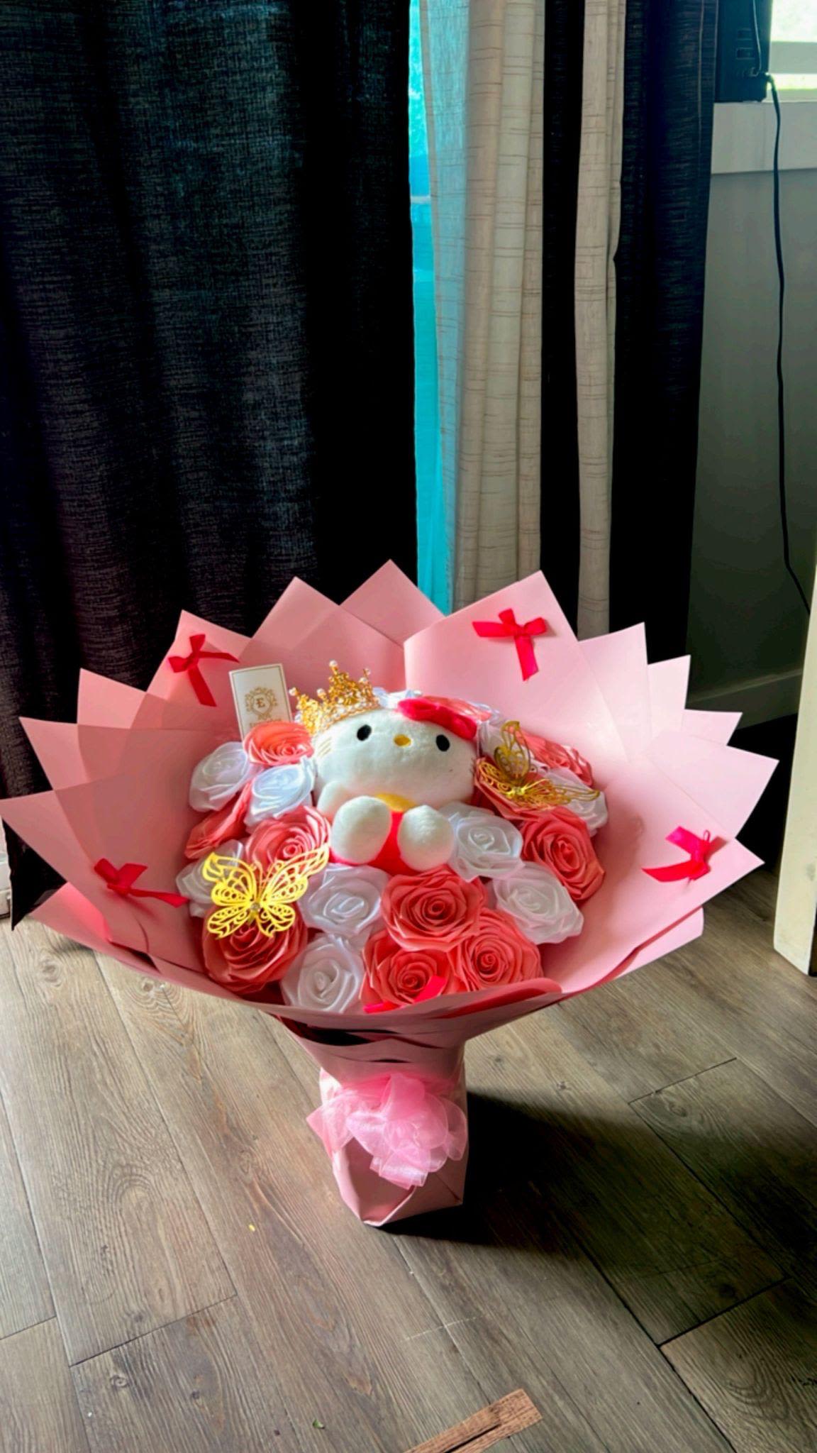 Rosas eternas tema hello kitty - Rosas eternas elaboradas a mano color blanco y rosado, corona, peluche de hello kitty y mariposas artificiales.