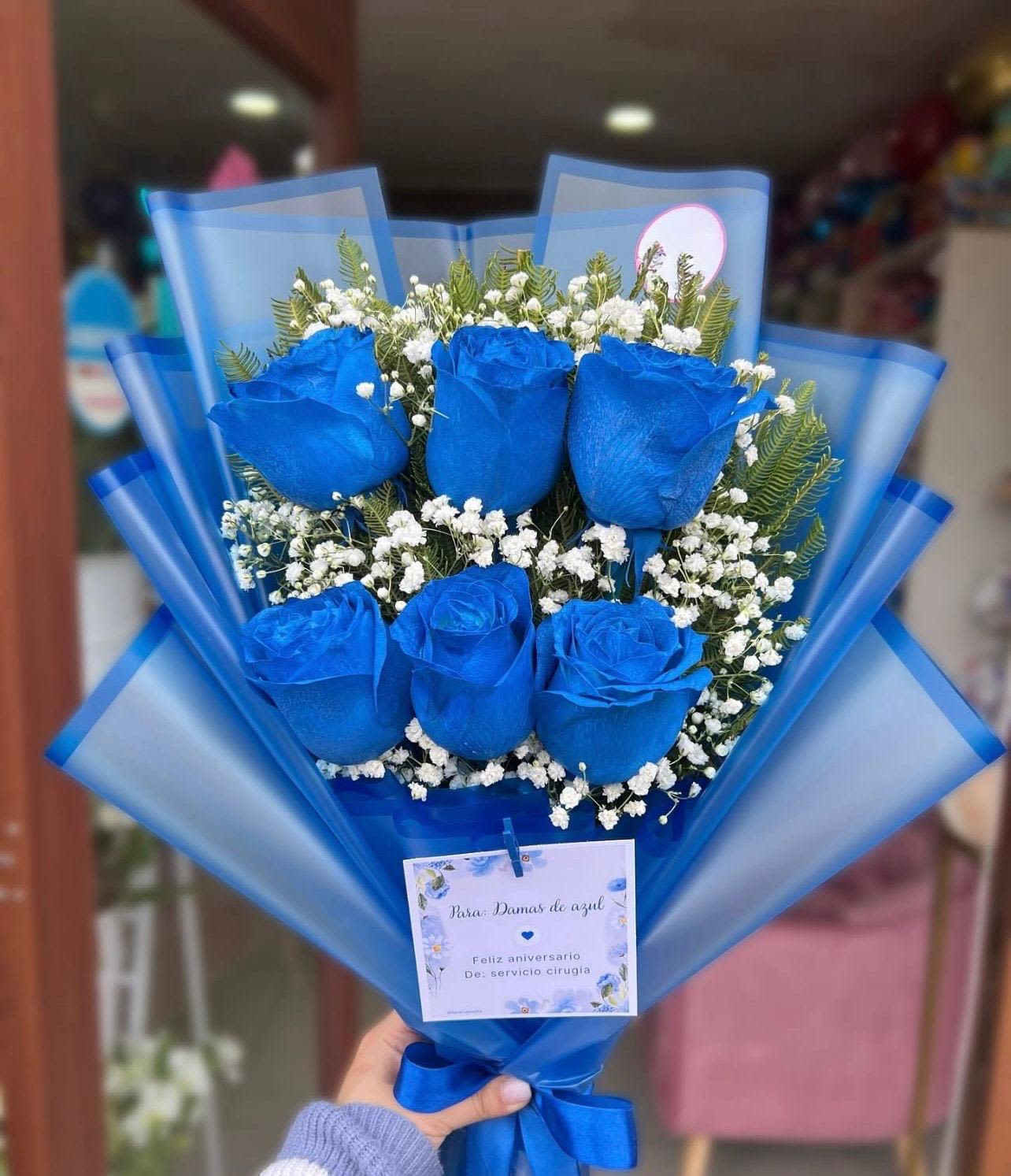 Mini ramito de flores azules - Mini ramo con 6 rosas azules y gipsofilia.