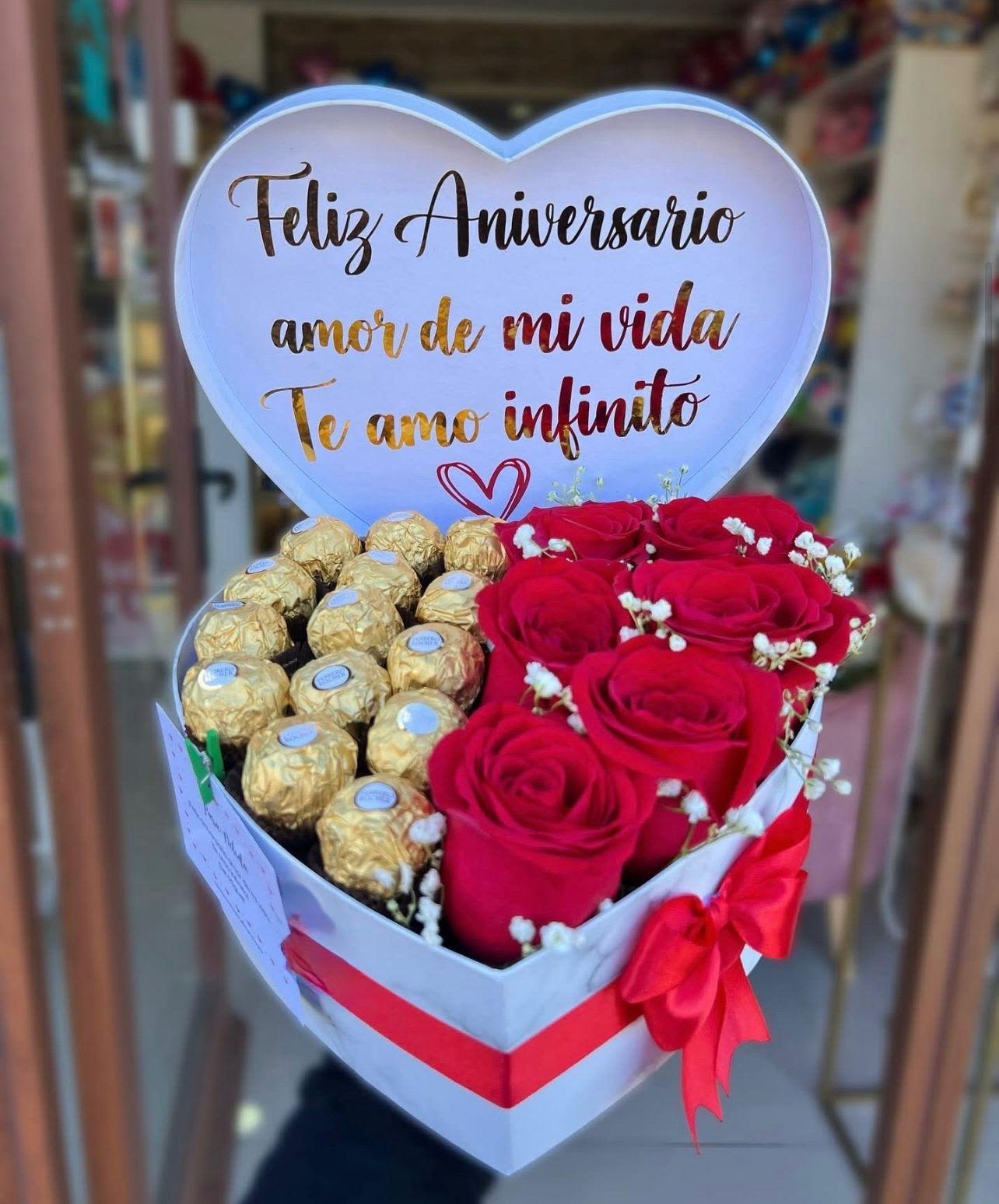 Cajita con chocolates y rosas - Cajita blanca con rosas rojas, gipsofilia, y chocolate ferrero rocher