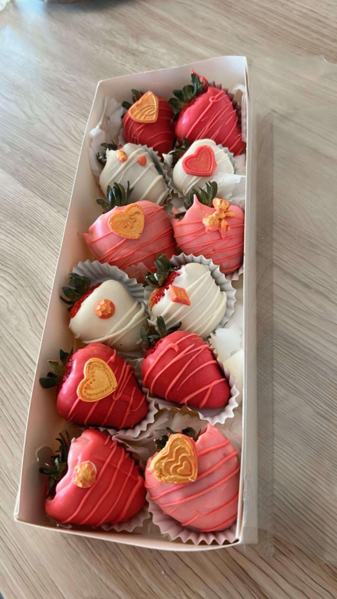 Fresas con chocolate - Docena de fresas con chocolates decoradas al gusto.