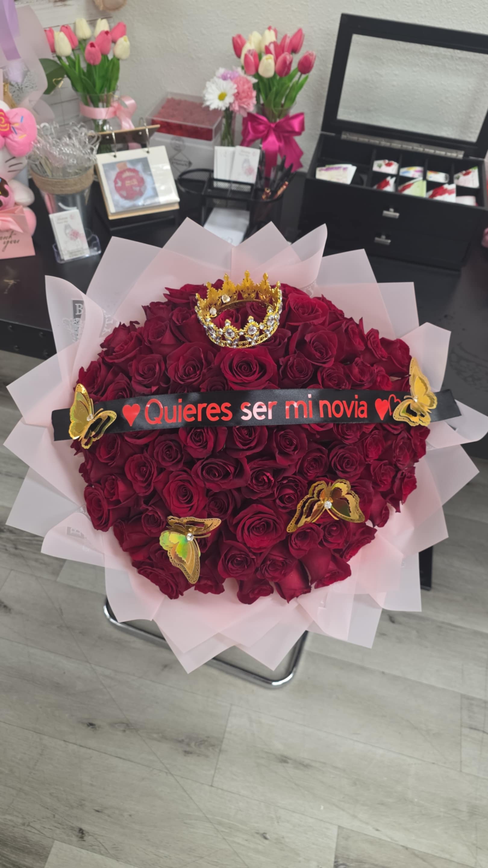 Rosas rojas 100 bouqueth  - Hermoso y gigante ramo buchon con mariposas corona en especial de la semana 100 rosas haz tu pedido ya