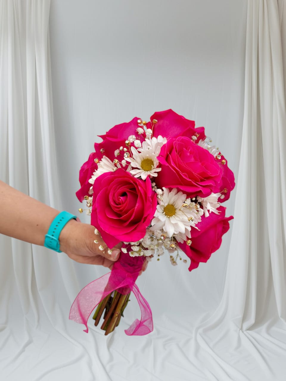 Bouquet de Rosas Bouquet de Rosas - Un fino y elegante Bouquet de Rosas y margaritas, especial para Quince años, para Bodas.