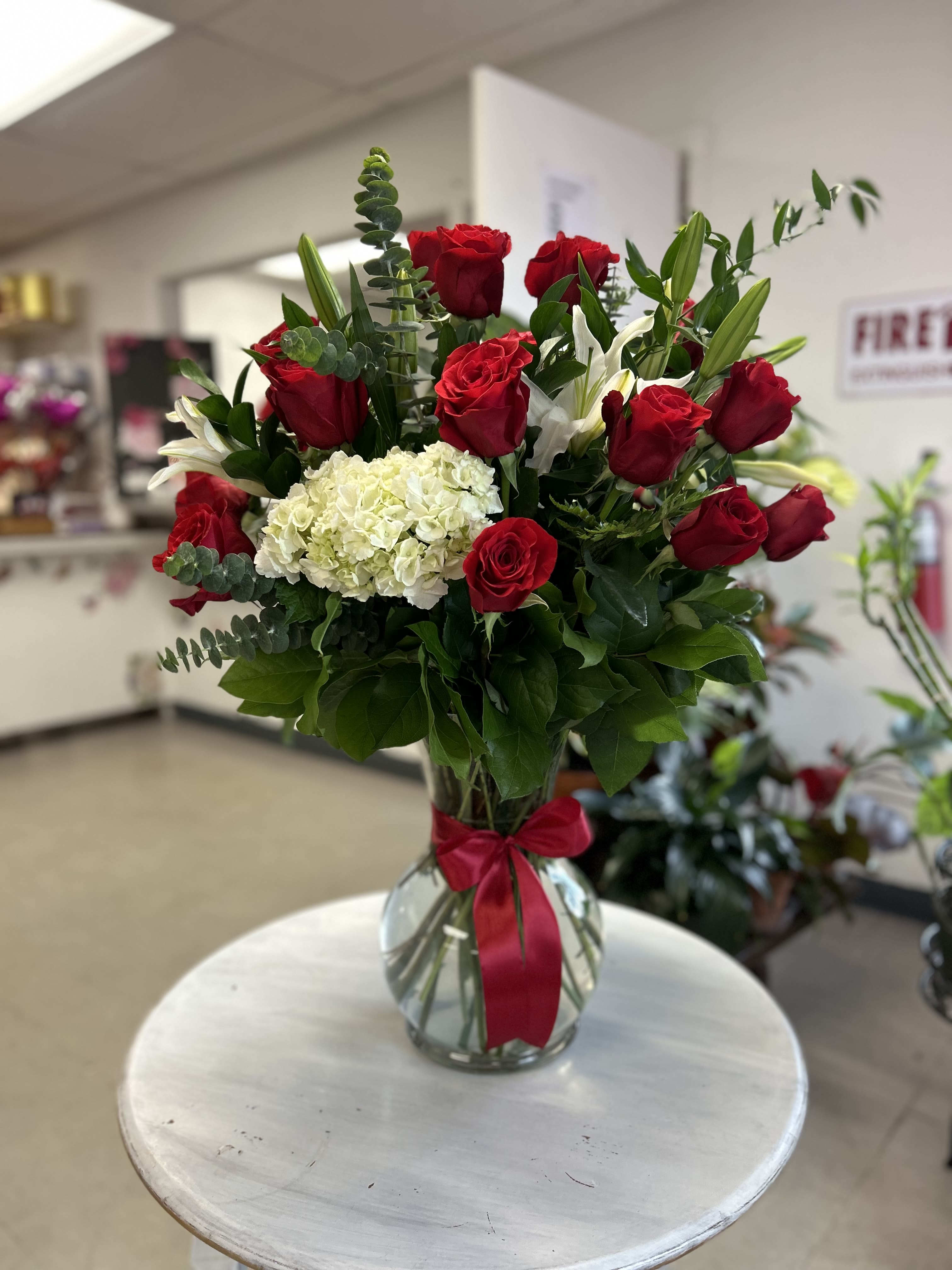 Glass vase with 25 long-stems  - Glass vase with 25 long-stems red roses,  combined with white hydrangeas, white lilies and fine foliage!