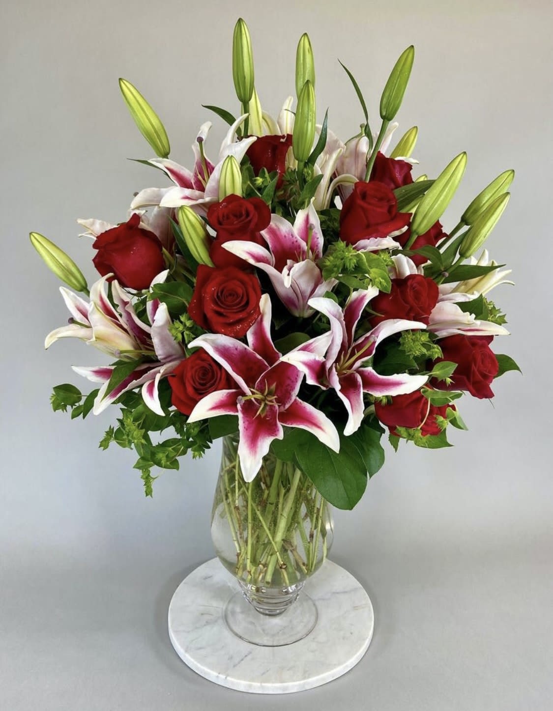 Roses and lilis  - Large floral arrangement with 25 roses in red, and beautiful lilies in pink.  Arreglo grande con 25 rosas en color rojo y hermosas lilies  en color rosado. 