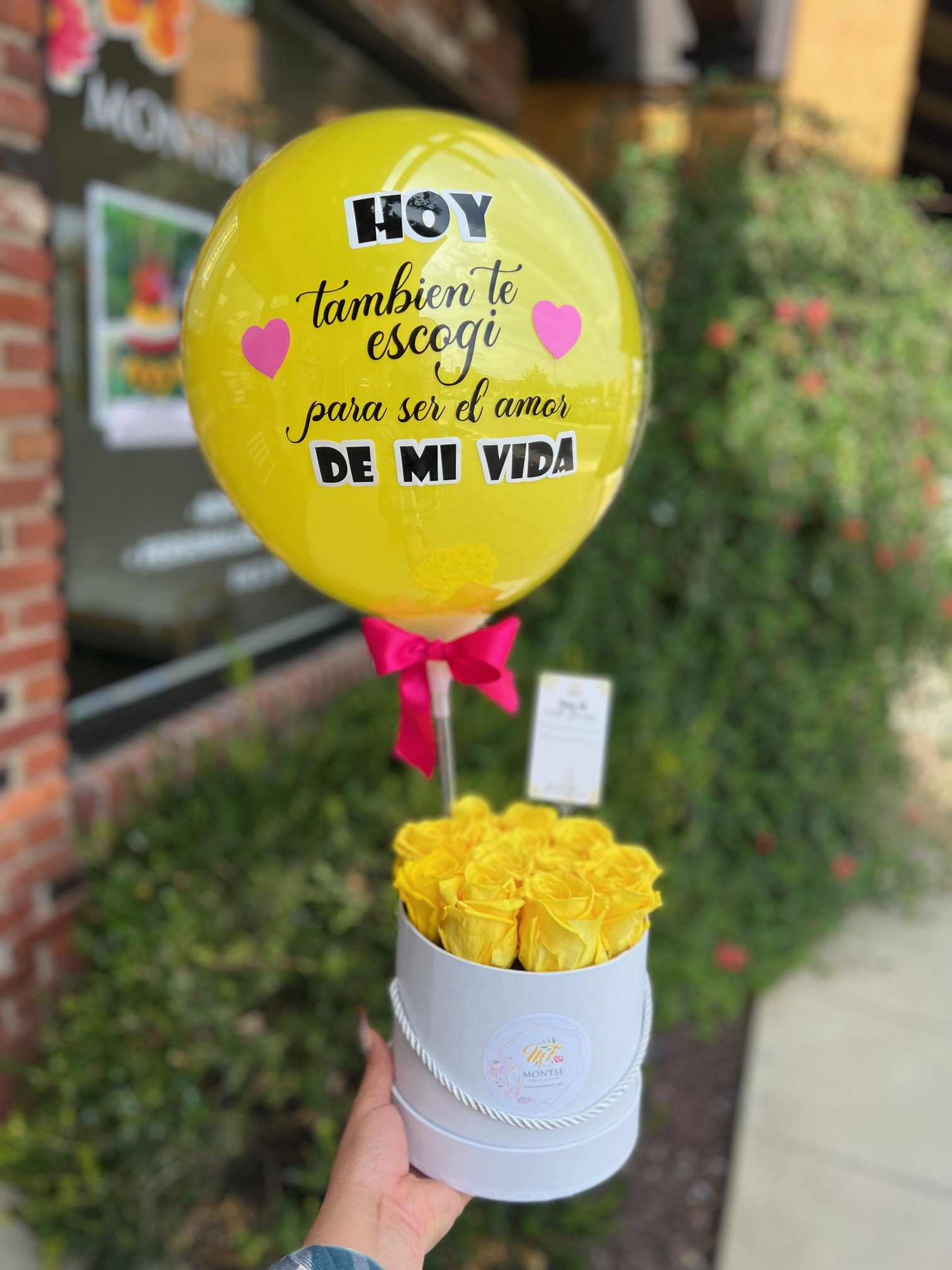 Yellow box  - 1 Dozen of yellow roses with a mini balloon included 