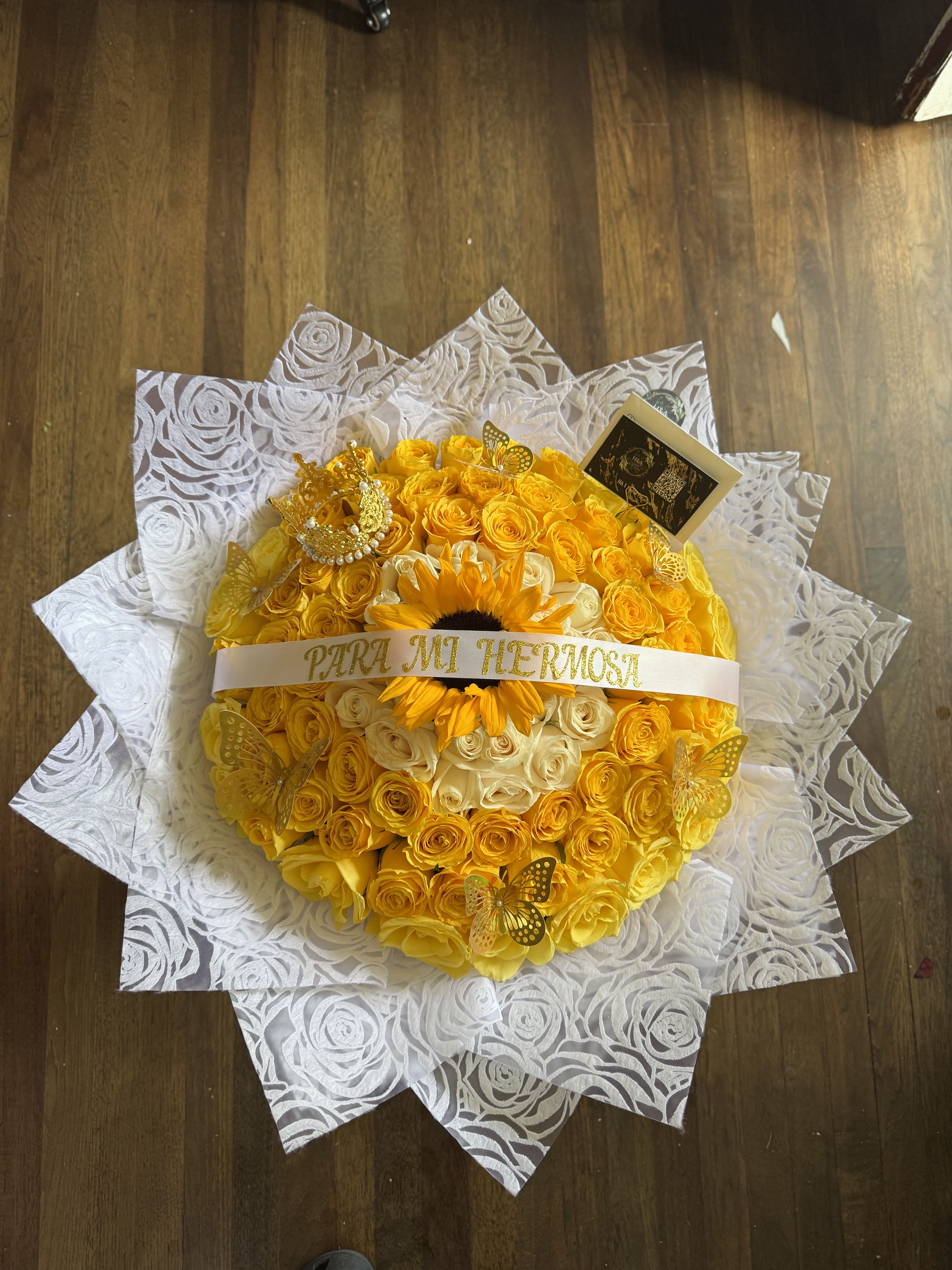 Love in yellow ( 85 roses ) - The magic of yellow flowers and what they transmit you can find in this beautiful bouquet, consisting of, white and yellow roses, 1 central sunflower symbolizing the light of love, available every day, ( you can customize the ribbon with the message you prefer )