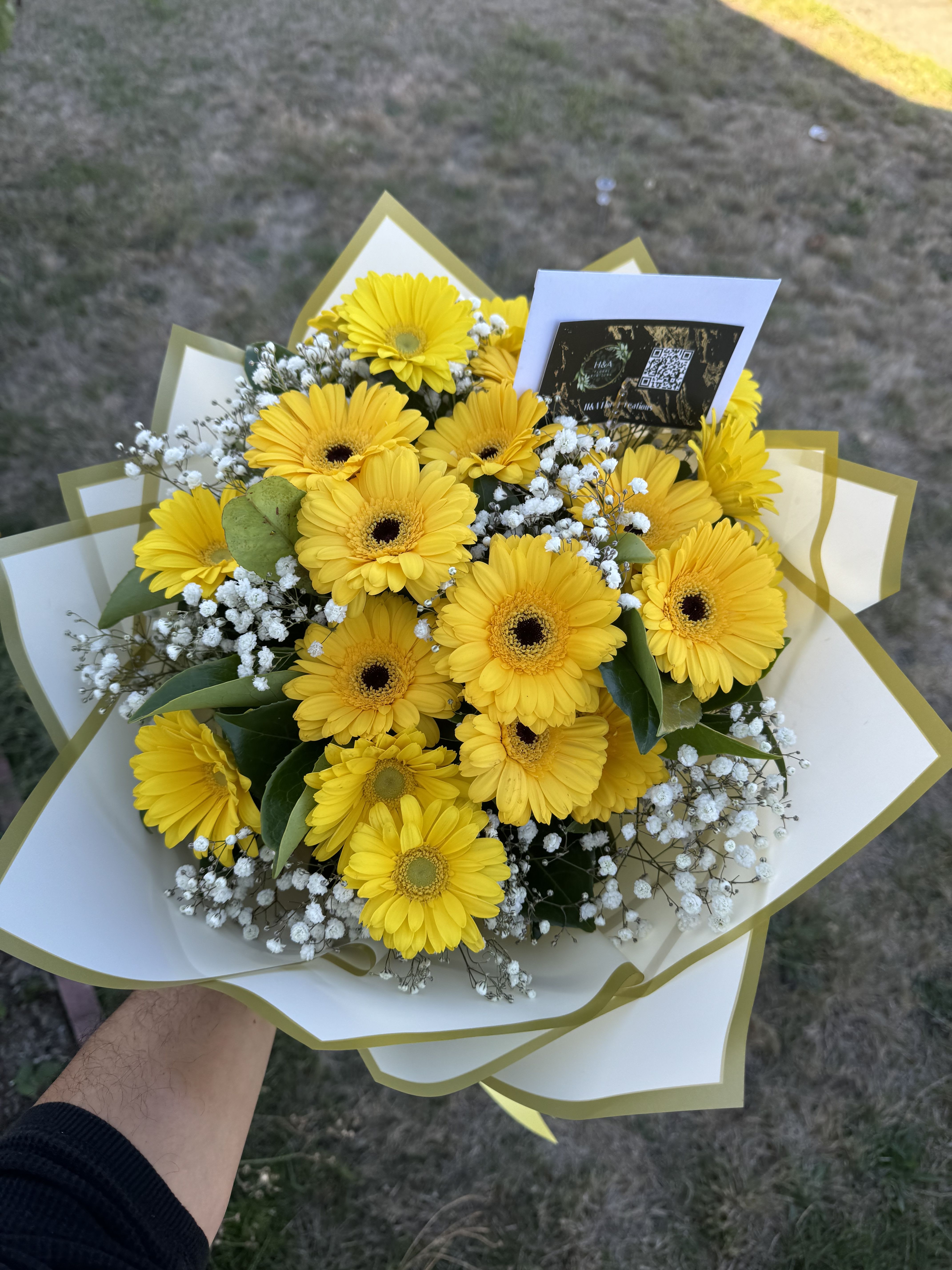 Yellow gerveras bouquet  - It is the perfect bouquet to fill your special someone with joy and love, it is made with fresh gerbera flowers and baby's breath, with white wrapping, available every day.  Es el ramo perfecto para llenar de alegria y amor a tu persona especial , esta hecho con flores frescas de gerveras y aliento de bebe , con envoltura en color blanco , disponible todos los dias 