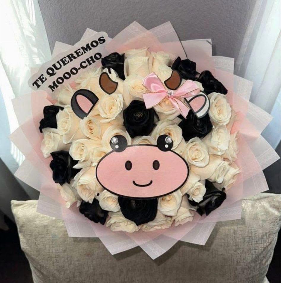 Ramo de vaquita - Ramito con tema de vaquita elaborado con rosas blancas y rosas pintadas de negro.