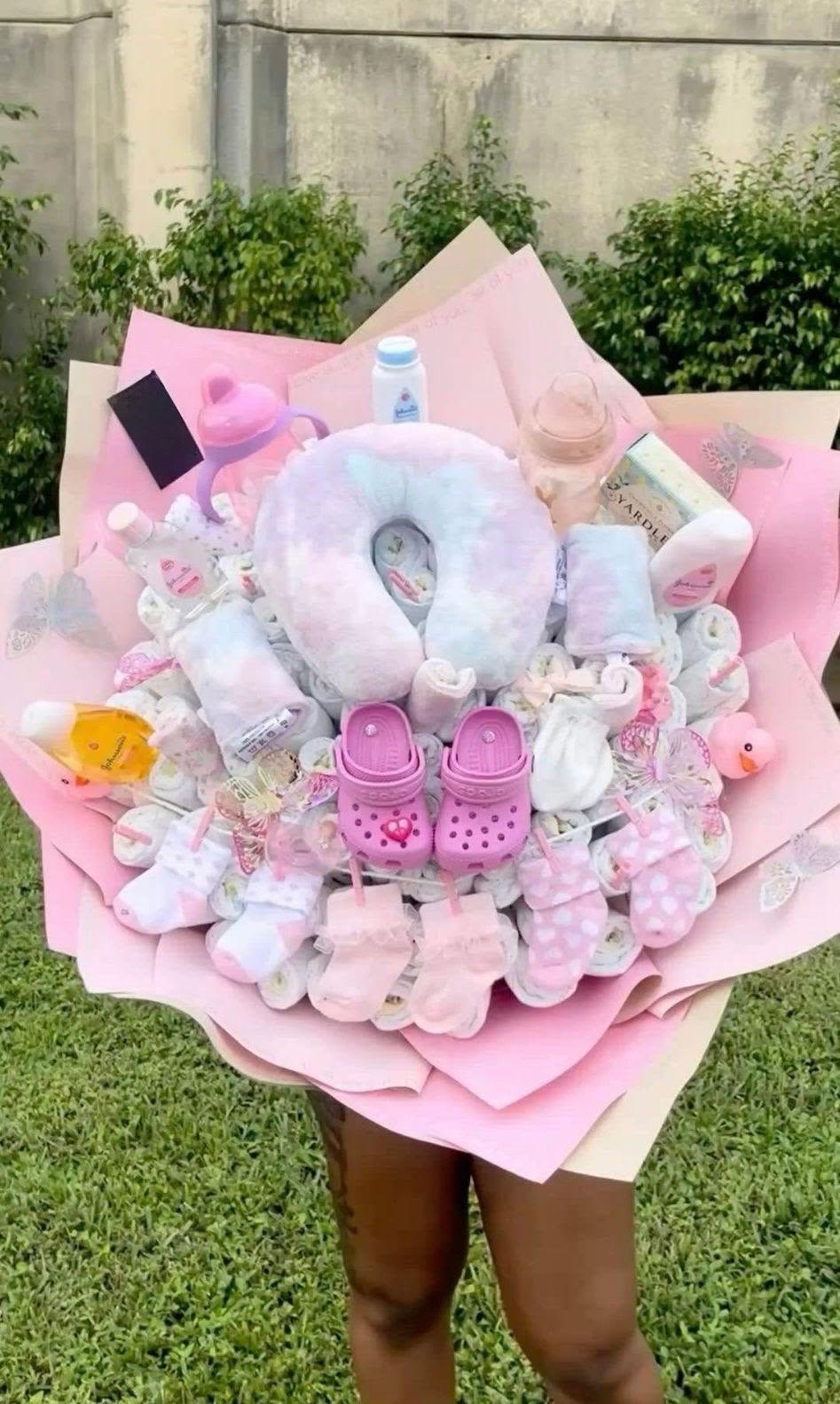 Ramo estilo bebes - Hermoso ramo elaborado con cositas de bebe, ejemplo. zapatitos, pequeno vaso, calcetines, aceite, crema, talco y jabon para bebes y mas.