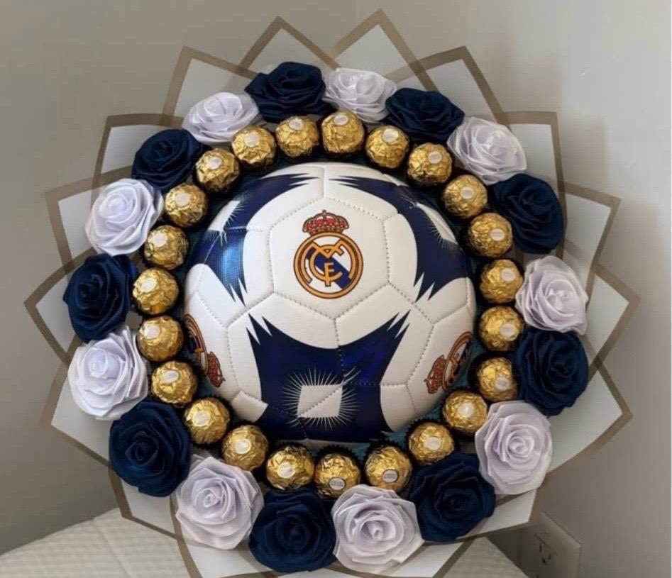 Ramo futbolero - Ramo futbolero elaborado con rosas eternas echas a mano color blanco y azul, chocolates ferrero y una pelota de futbol.