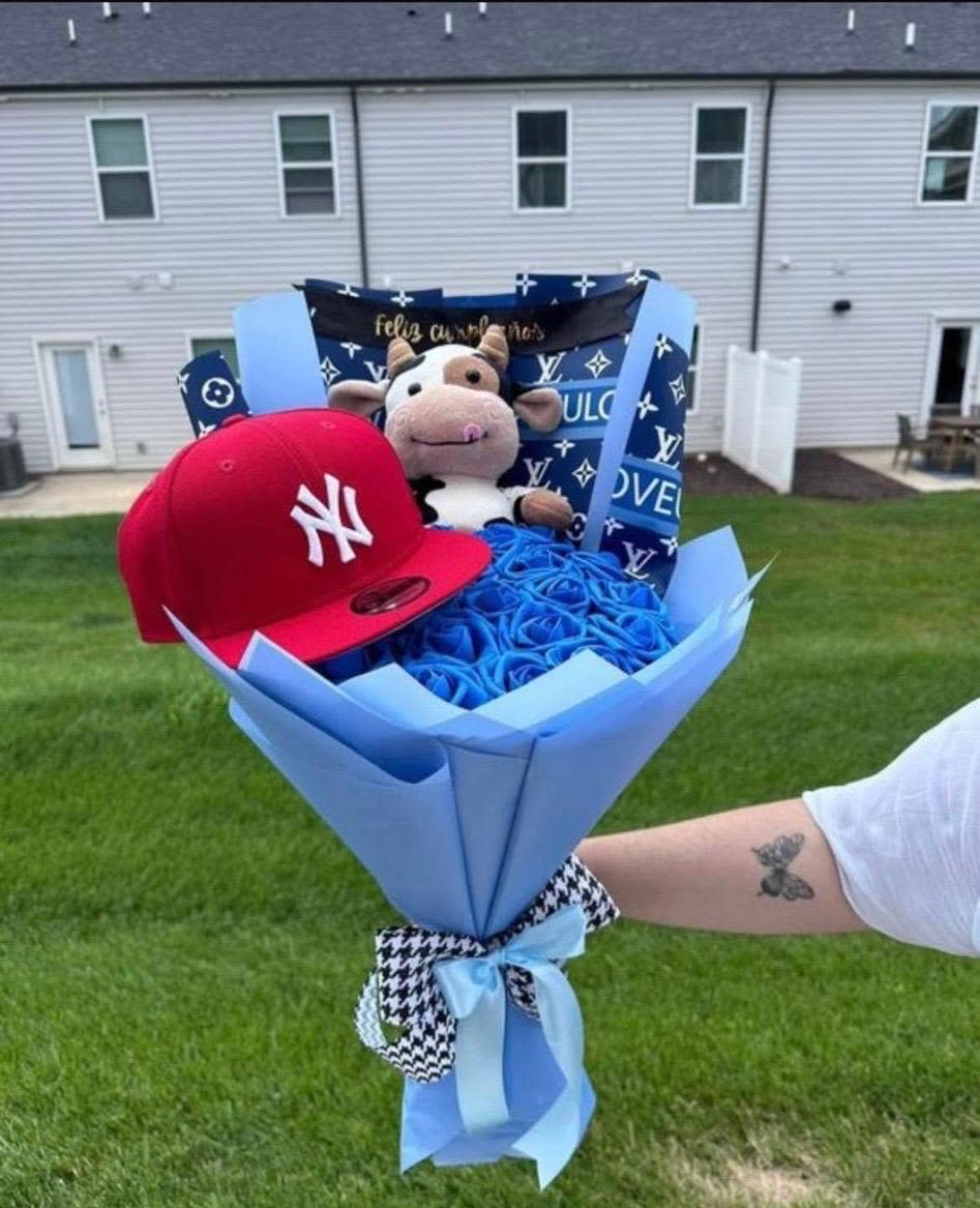 flores eternas para caballero - Ramo de flores eternas color azul elaboradas a mano, gorra y peluche. Ordenar el pedido con 4 dias de anticipacion minimo.