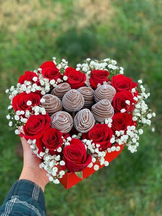 corazon con fresas - Hermosa cajita en forma de corazon elaborada con rosas rojas, gipsofilia y fresas con chocolate.