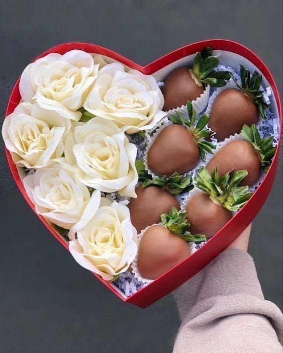 Cajita de corazon con fresas - cajita de corazon elaborada con rosas blancas y fresas con chocolate.