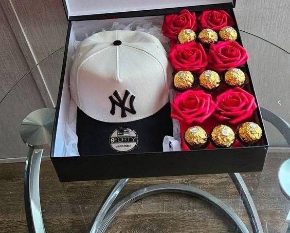 Cajita para caballero - Cajita elaborada con rosas rojas, chocolates ferrero, y una cachucha.
