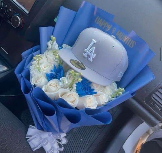 Hermoso ramo para caballero - Ramo para caballero elaborado con rosas blancas y una gorra.