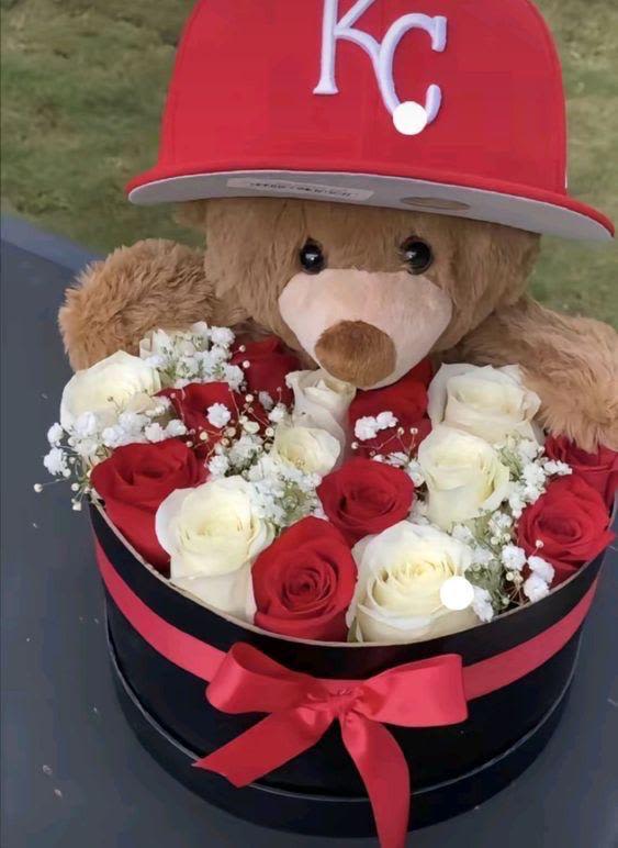 Cajita de rosas con peluche - Caja de rosas elaborada con rosas rojas y blancas, gipsofilia, osito de peluche y una gorra.
