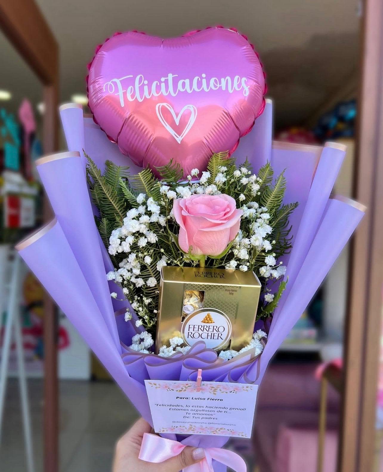 Ramo de flores sencillo - Ramo de flores sencillo elaborado con rosas rosadas, gipsofilia, una cajita de chocolate ferrero y un globo de felicitaciones.