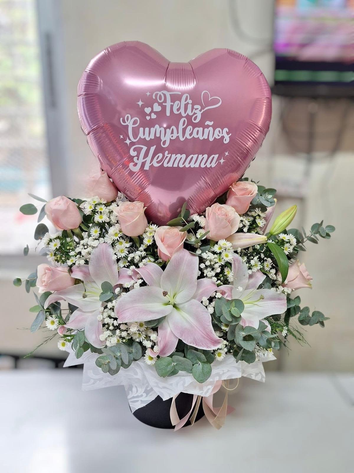 Hermoso arreglo de flores s - Arreglo de flores elaborado con rosas rosadas, lirios, eucalipto, gipsofilia, y un globo de felicitaciones.