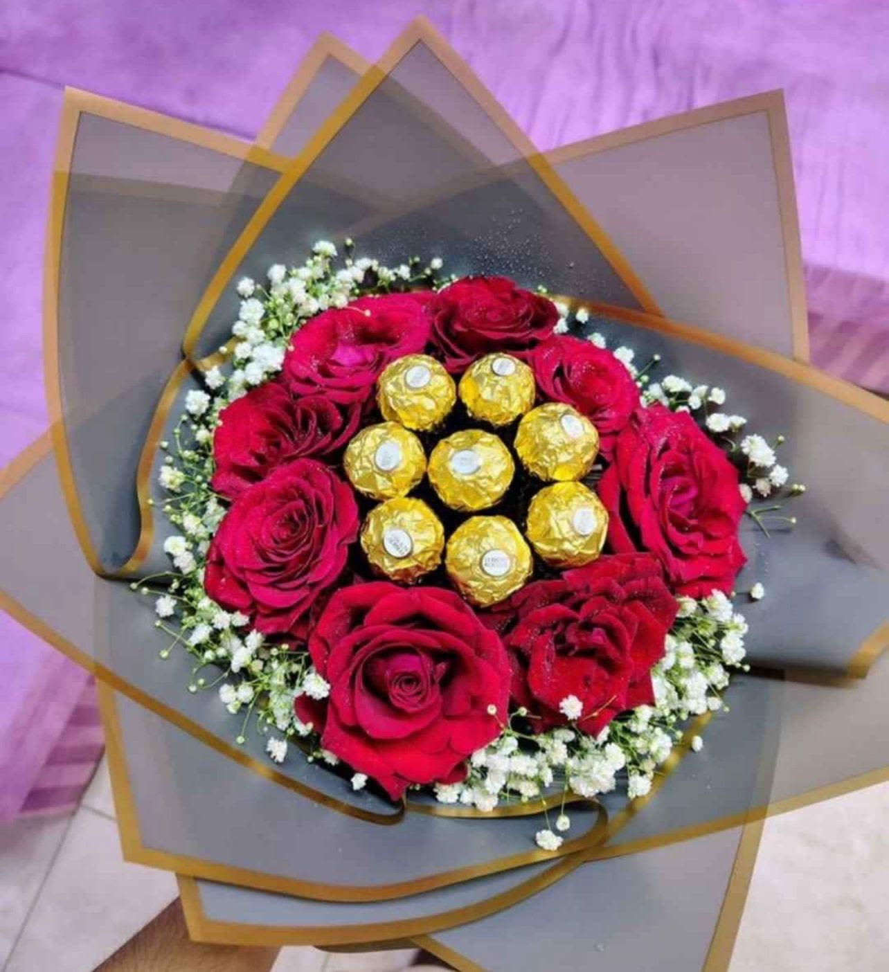 Mini ramito sencillo de rosas - Mini ramito sencillo elaborado con rosas rojas, gipsofilias, y chocolates ferrero.