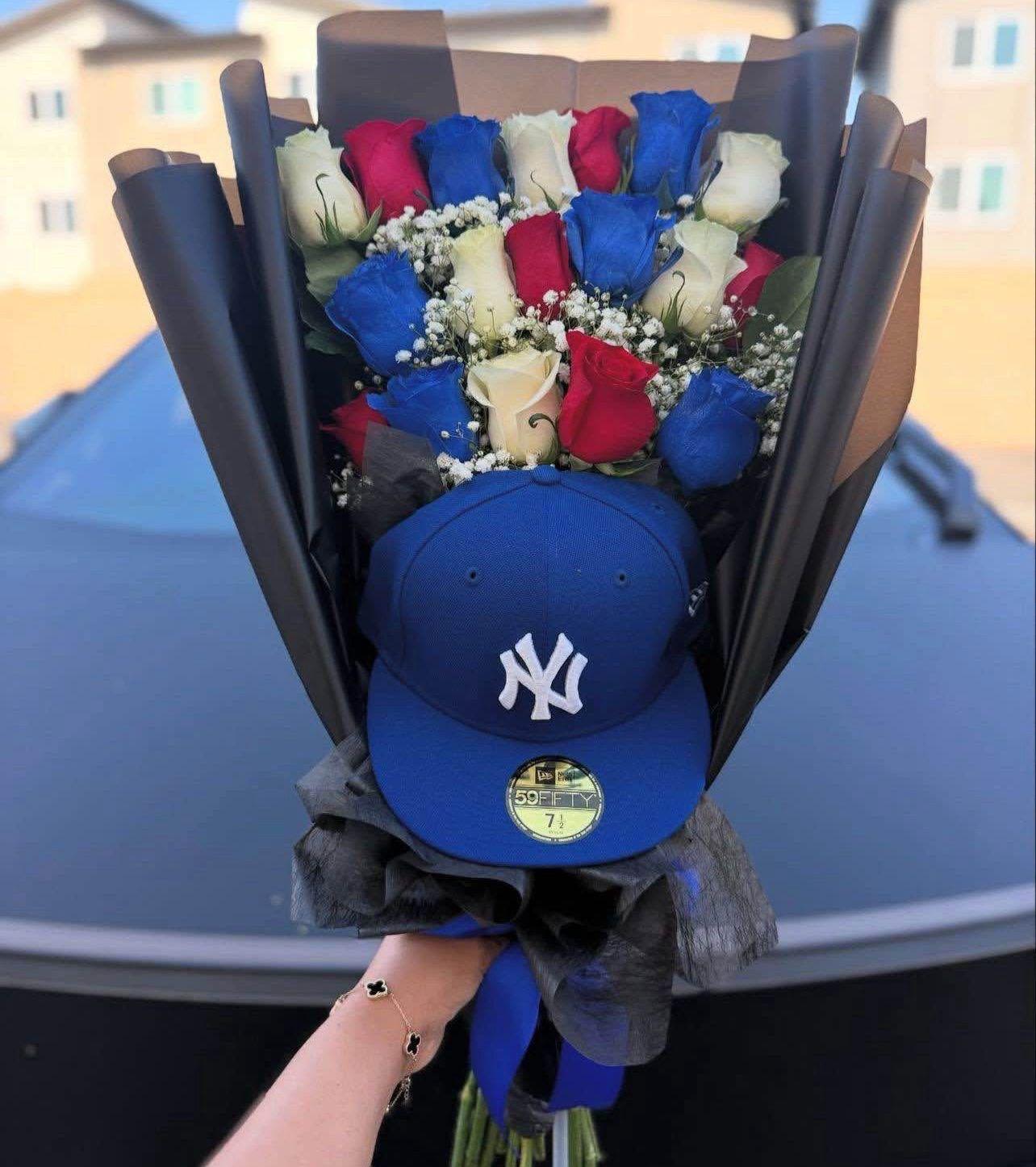 Hermoso arreglo de flores para caballero - Hermoso arreglo de flores para caballero elaborado con rosas rojas, blancas, azules, gipsofilia, y una gorra.