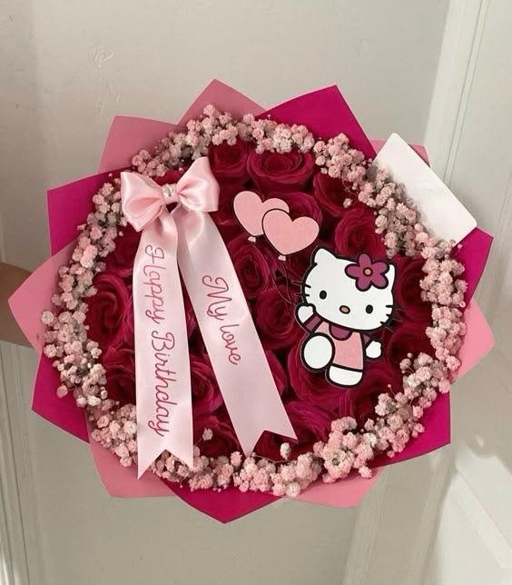 Ramo de rosas tema hello kitty - Ramo de rosas con tema de hello kitty elaborado con rosas rojas, gipsofilia pintadas de rosa, moño y decoracion de hello kitty