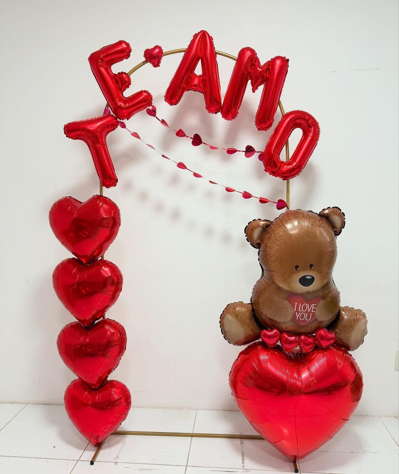 Decoracion te amo - Decoracion de te amo elaborado con arco, globos en forma de corazon y osito.