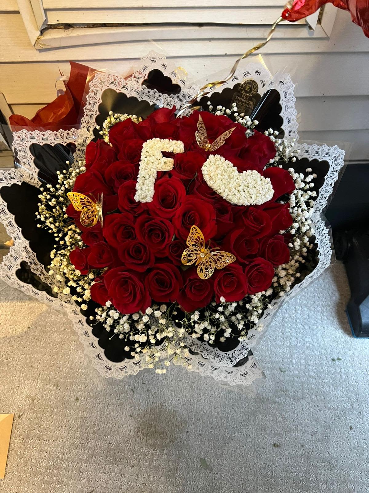 Ramo buchon con inicial - Ramo buchon elaborado con rosas rojas, gipsofilia y mariposas artificiales.