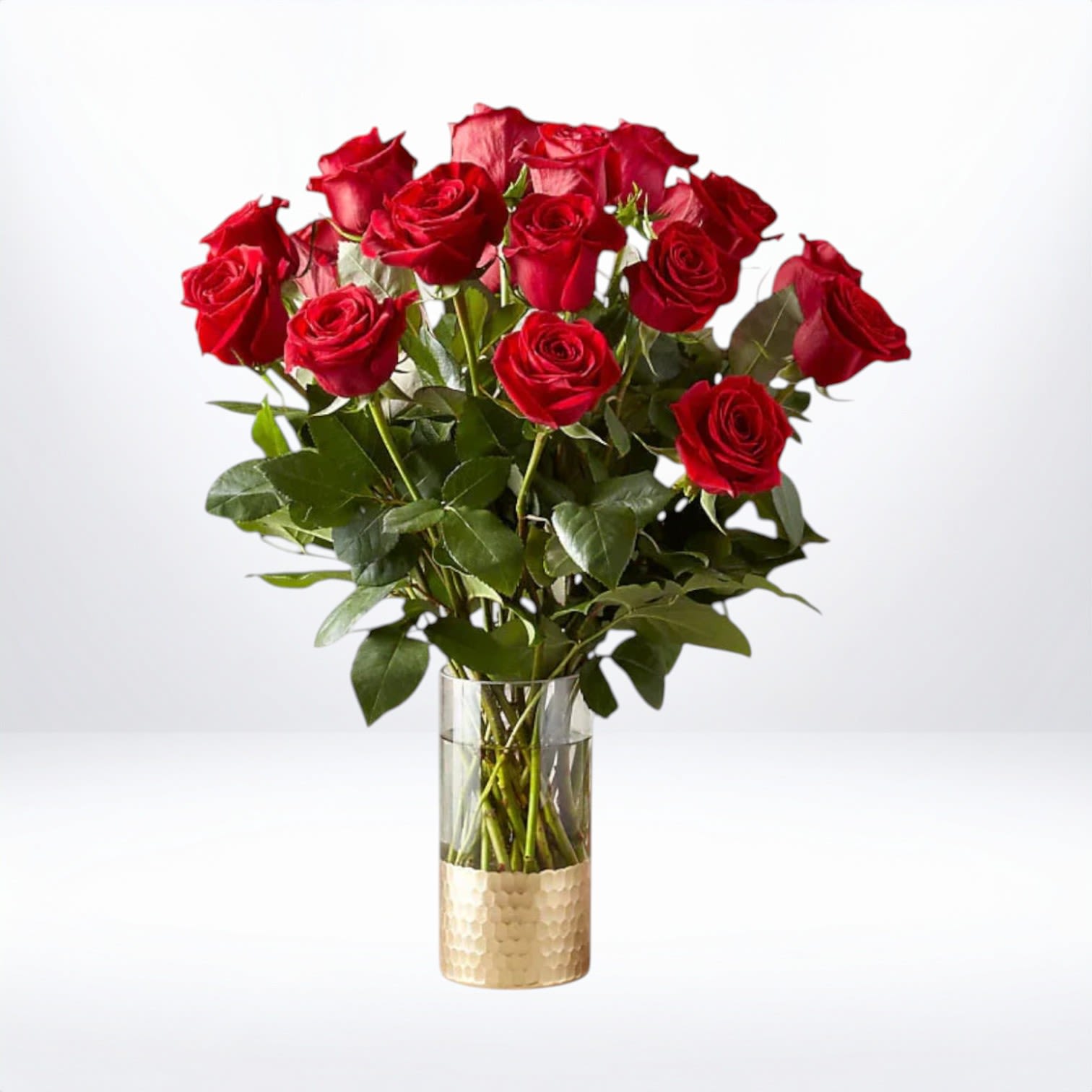 Scarlet Luxe Scarlet Luxe - This stunning arrangement features 18 vibrant red roses, elegantly positioned in a luxurious gold bottom vase, making it the perfect gift for Valentine’s Day. The rich, deep red of the roses symbolizes true love and passion, while their velvety petals invite affection and admiration.