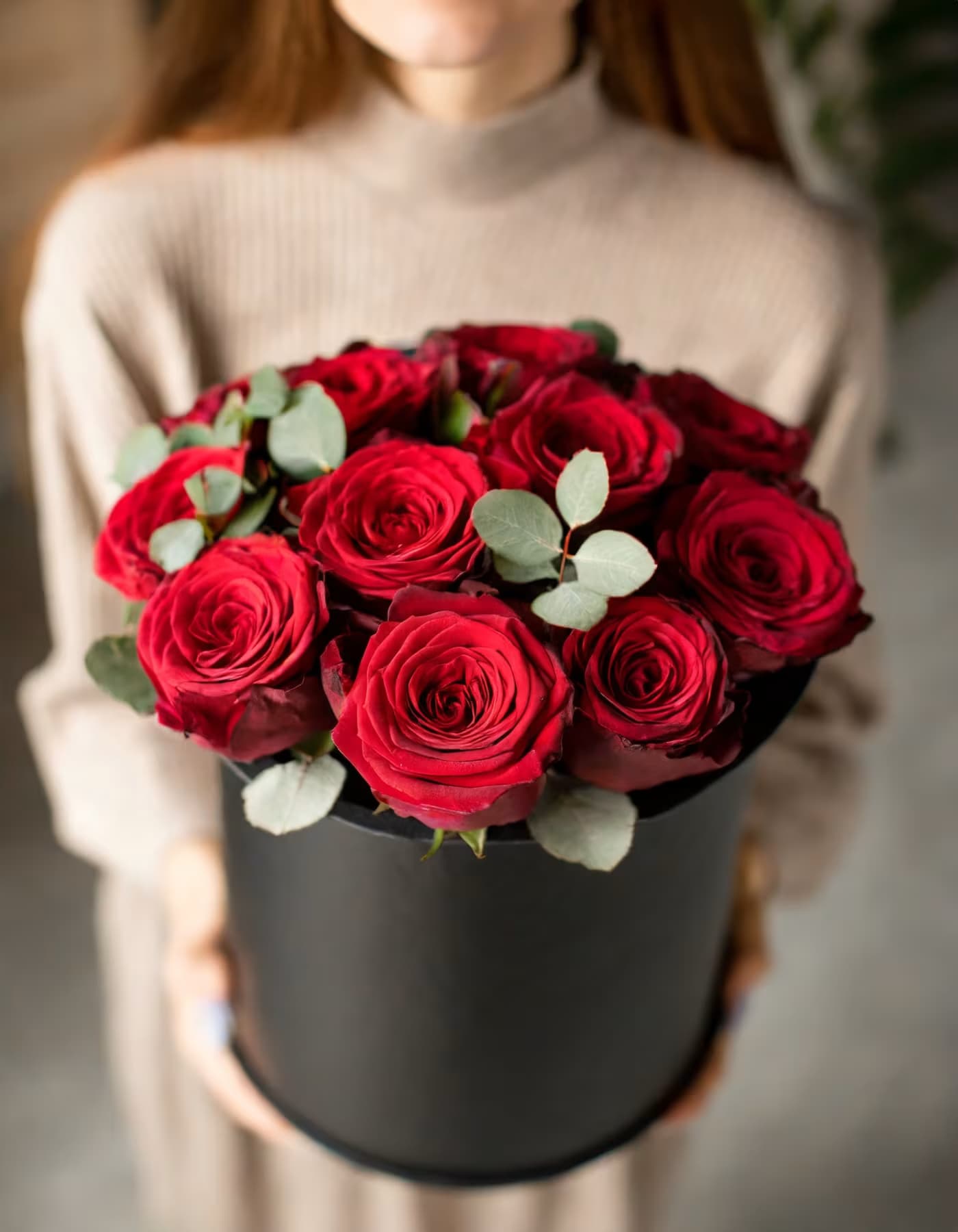 Red Roses Hatbox Red Roses Hatbox - Red roses are recognized queens of the flower world. Passionate and sensual, they will be a wonderful gift for any celebration. It looks elegant and stunning!