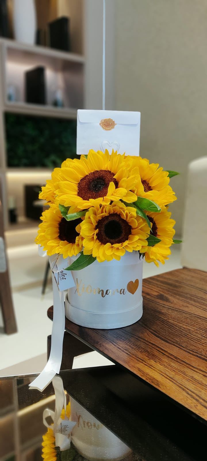 radiant sun - A bright and cheerful arrangement composed of large, fresh sunflowers, accompanied by green foliage that enhances their natural brilliance. A composition full of positive energy, perfect for conveying joy, optimism, and warmth on any occasion.  Arreglo alegre y luminoso compuesto por girasoles frescos de gran tamaño, acompañados de follajes verdes que realzan su brillo natural. Una composición llena de energía positiva, perfecta para transmitir alegría, optimismo y calidez en cualquier ocasión.